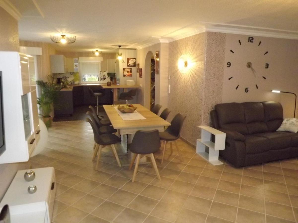 Grosszuegige Ferienwohnung Am Waldesrand Im Seenland Lauta Exterior foto
