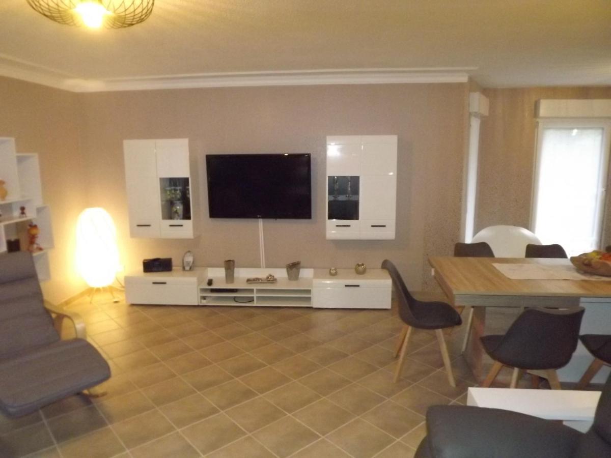 Grosszuegige Ferienwohnung Am Waldesrand Im Seenland Lauta Exterior foto